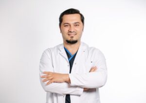 Bild zeigt Dr. Abdulaziz Balwi mit verschränkten Armen vor einem weissen Hintergrund